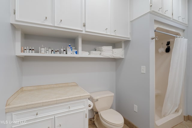 bathroom featuring toilet and a shower with shower curtain