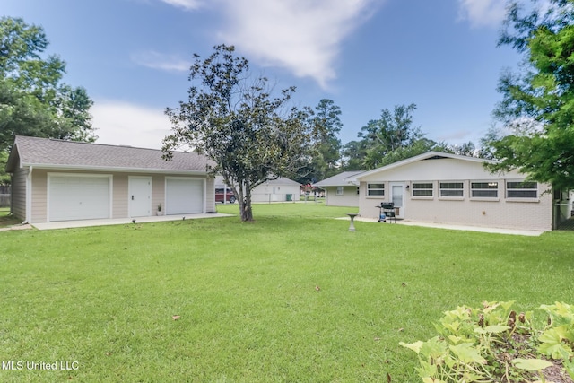 31 55th St, Gulfport, MS 39507 - view of grassy yard featuring a detached garage and an outdoor structure