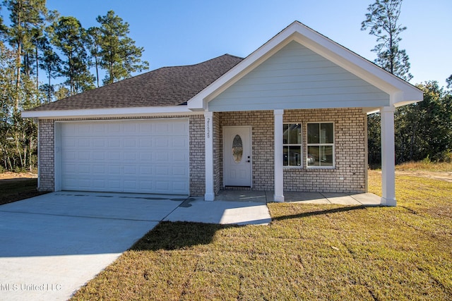 view of front facade featuring a front yard, a garage, and covered porch