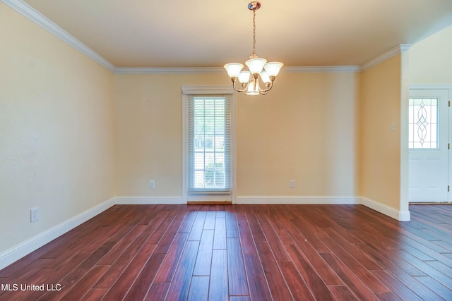 unfurnished room featuring dark wood-type flooring, ornamental molding, and a notable chandelier