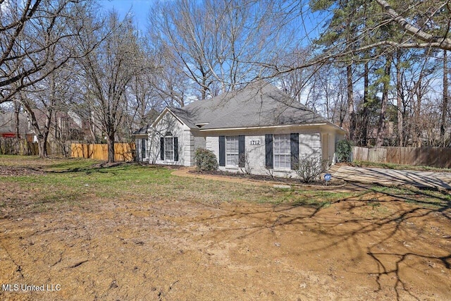 view of front of property featuring fence