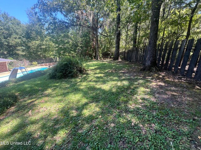 view of yard featuring a fenced in pool