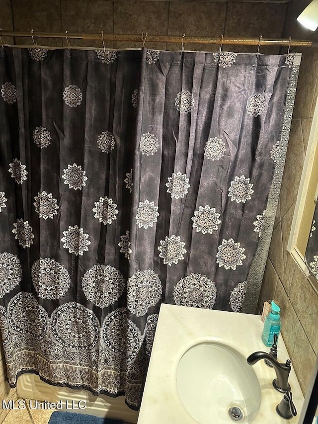 bathroom featuring sink