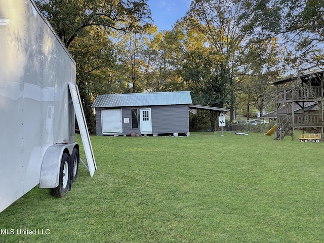 view of yard with an outbuilding