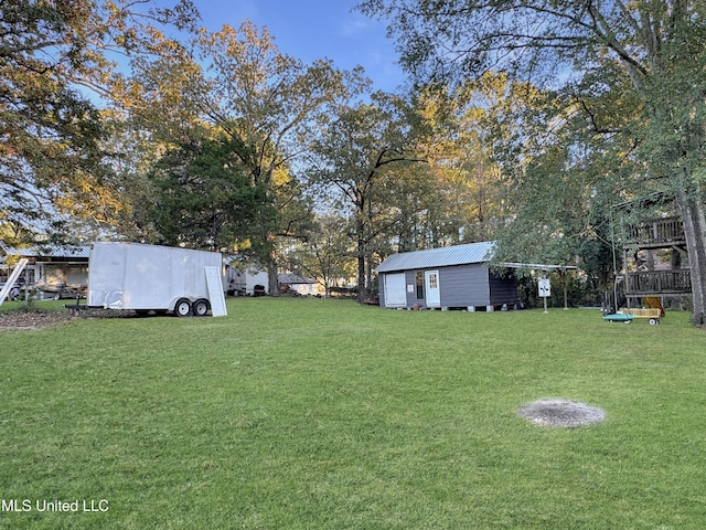 view of yard with an outbuilding