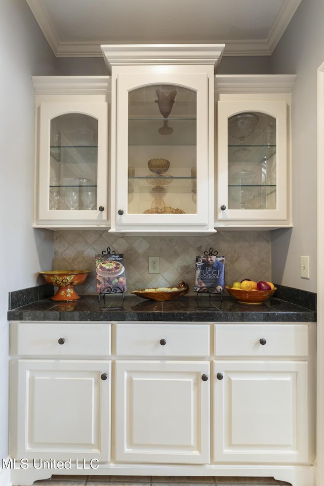 1600 Wright Rd, Raymond, MS 39154 - indoor dry bar with decorative backsplash and crown molding