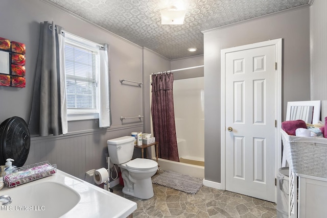 1600 Wright Rd, Raymond, MS 39154 - full bath with a shower with curtain, toilet, crown molding, vanity, and an ornate ceiling