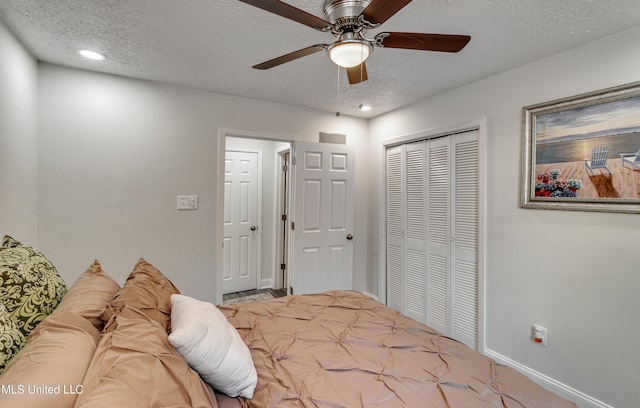 bedroom with ceiling fan, a textured ceiling, and a closet