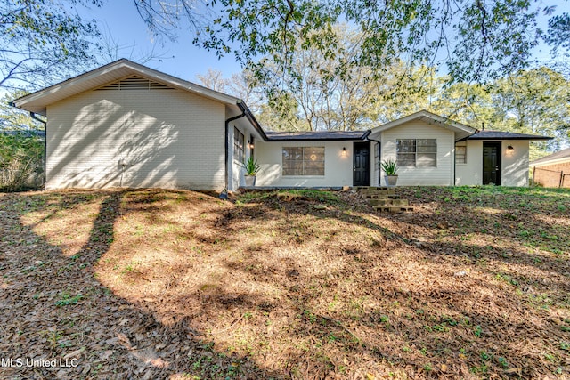 view of front of property featuring a front lawn