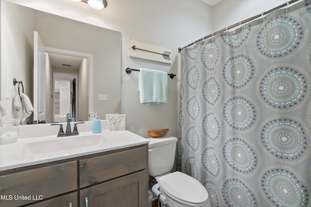 bathroom featuring a shower with curtain, vanity, and toilet