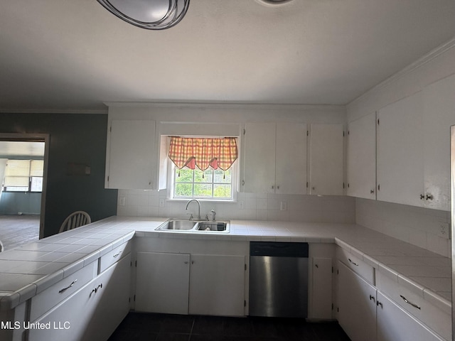 104 Mcgregor Way, Natchez, MS 39120 - kitchen featuring white cabinetry, tasteful backsplash, a sink, and dishwasher