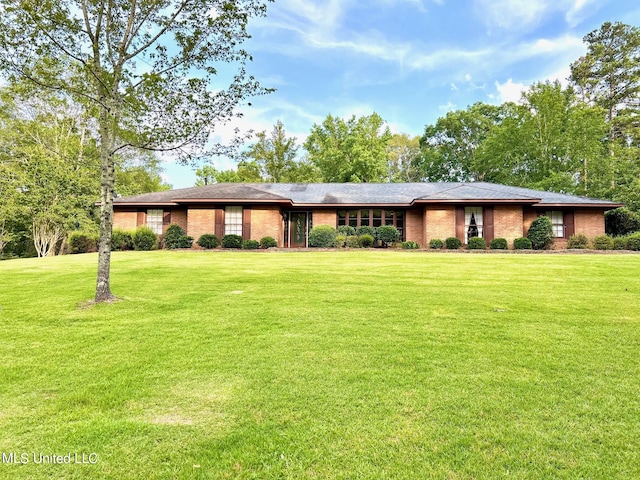 view of front of property featuring a front yard