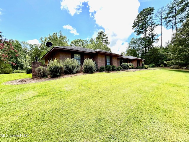 view of front of house featuring a front lawn