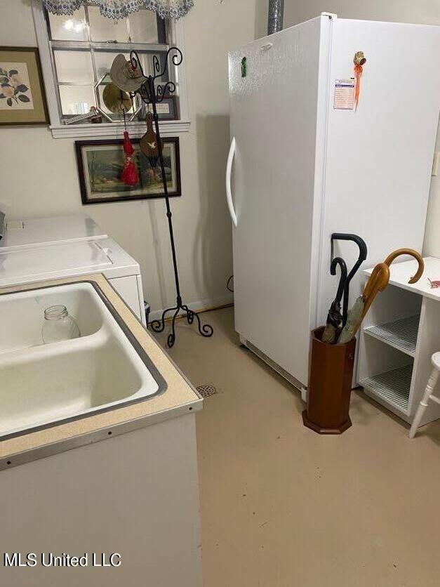22 N Joliffe St, Eupora, MS 39744 - laundry area with a sink and independent washer and dryer
