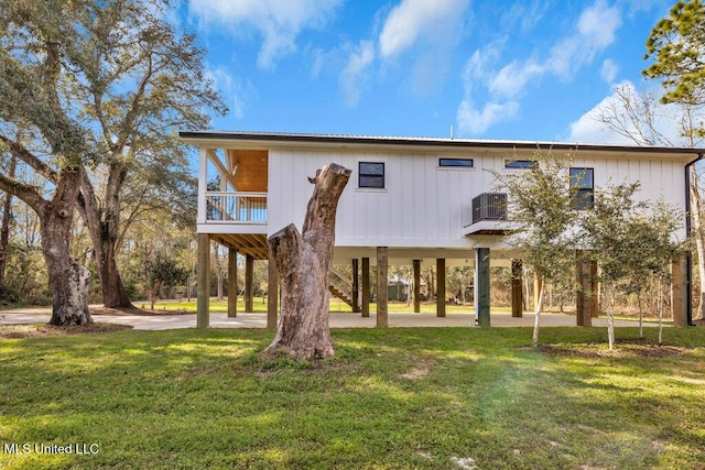 exterior space with a carport and a yard