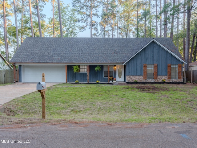 ranch-style house featuring a front lawn and a garage