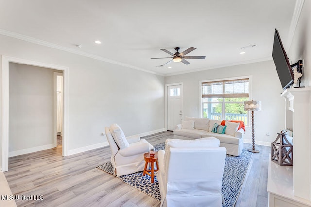 living room featuring light hardwood / wood-style flooring, ornamental molding, and ceiling fan