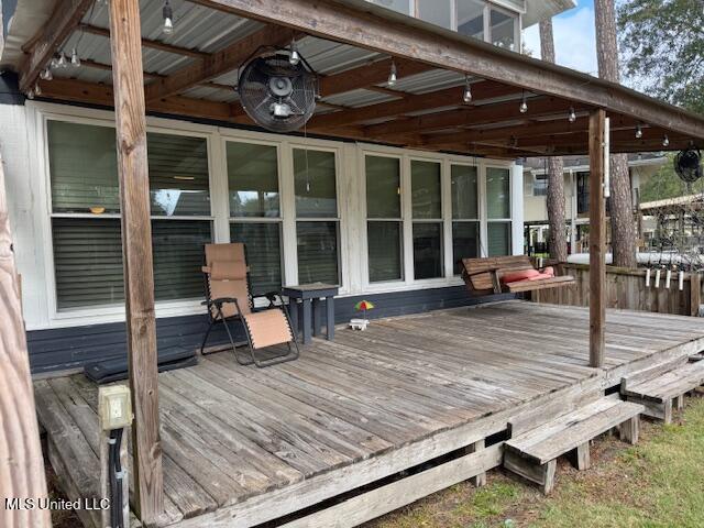 deck with ceiling fan