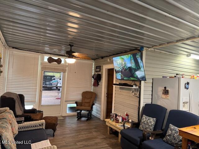 view of patio with ceiling fan