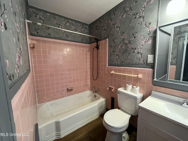 263 Shady Cir, Jackson, MS 39204 - full bath featuring shower / bathing tub combination, tile walls, toilet, vanity, and wallpapered walls