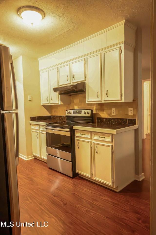 kitchen with stainless steel appliances, light hardwood / wood-style flooring, and a textured ceiling