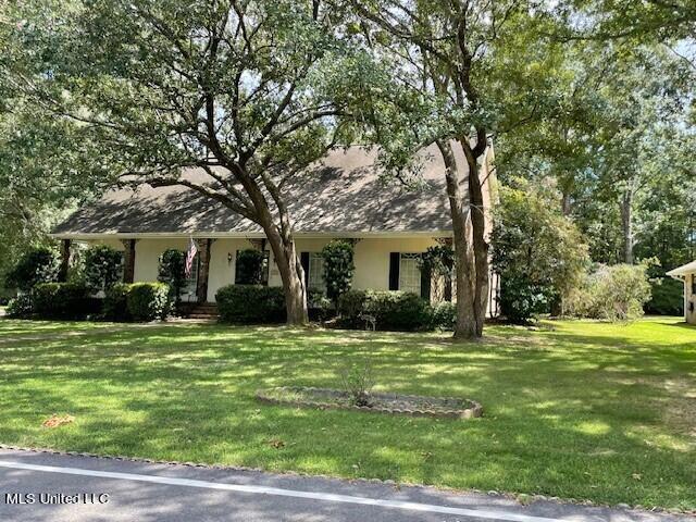 7828 Loa Pl, Diamondhead, MS 39525 - single story home with stucco siding and a front lawn