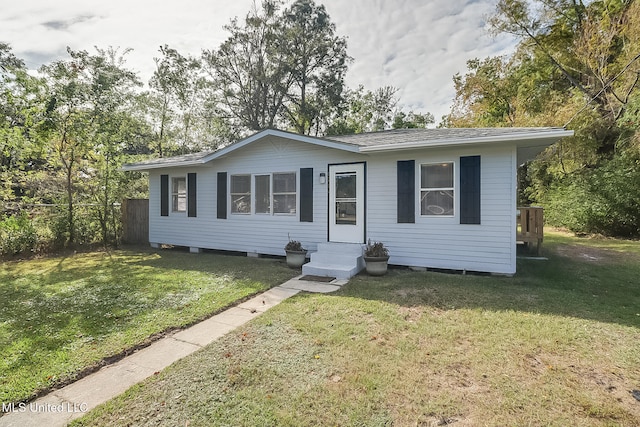 view of front of house featuring a front yard