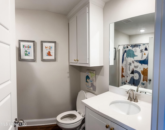 full bathroom with baseboards, visible vents, a shower with shower curtain, toilet, and vanity