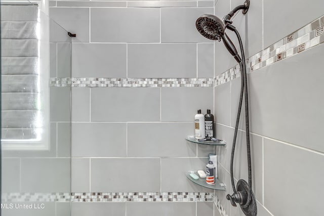 150 Pine Ridge Cir, Brandon, MS 39047 - details featuring tiled shower
