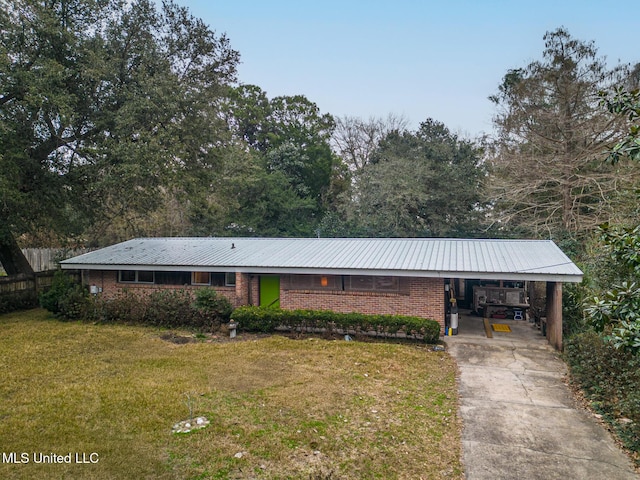 ranch-style house featuring a front lawn and a carport