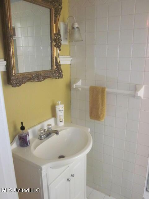 400 Crockett Ave, Greenwood, MS 38930 - bathroom featuring vanity