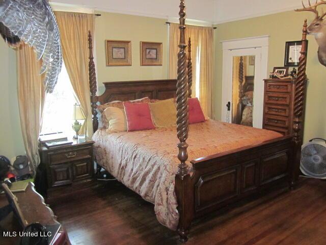 400 Crockett Ave, Greenwood, MS 38930 - bedroom featuring dark hardwood / wood-style flooring