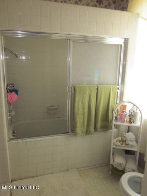 400 Crockett Ave, Greenwood, MS 38930 - bathroom with toilet and tiled shower / bath