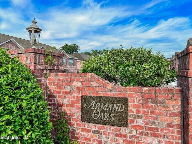 view of community / neighborhood sign