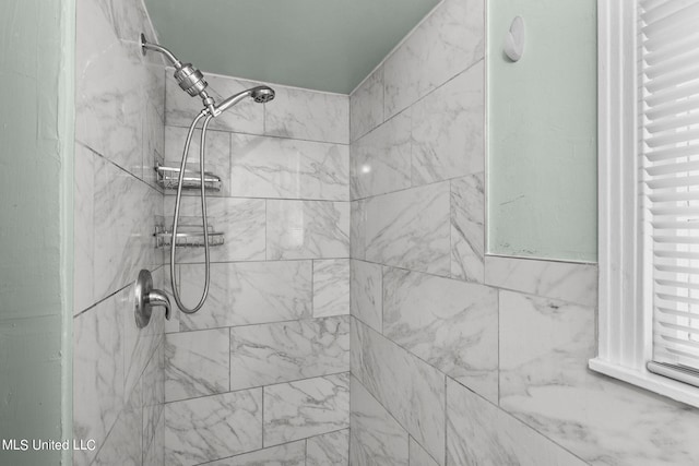 bathroom featuring tiled shower