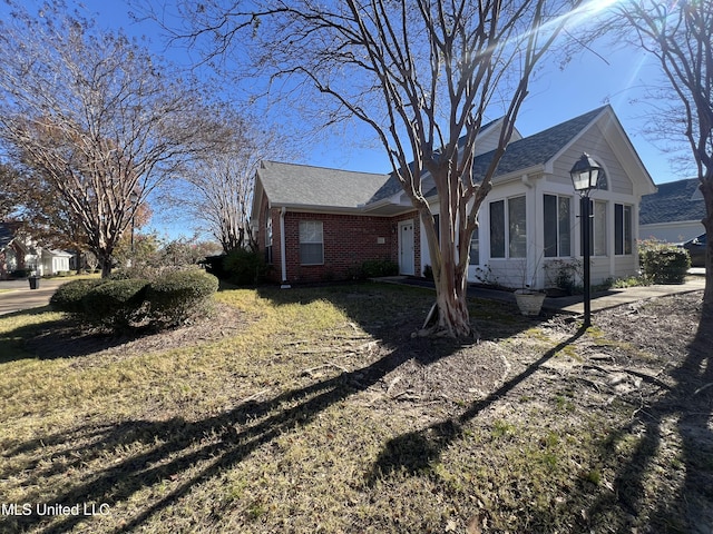 view of side of property featuring a lawn