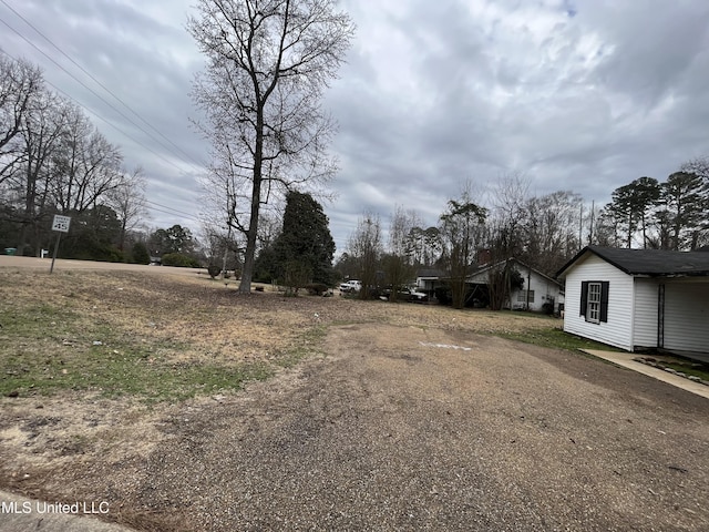 1289 S St, Grenada, MS 38901 - view of yard featuring dirt driveway