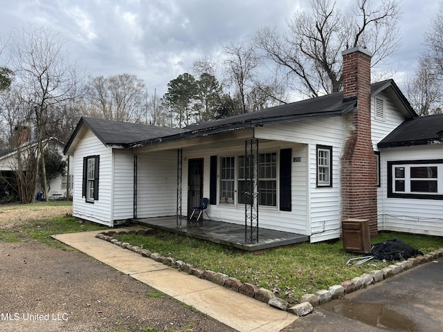 1289 S St, Grenada, MS 38901 - view of front of home featuring covered porch and a chimney