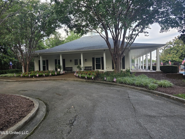 7906 Kirkwood Cv, Olive Branch, MS 38654 - farmhouse-style home featuring covered porch and asphalt driveway