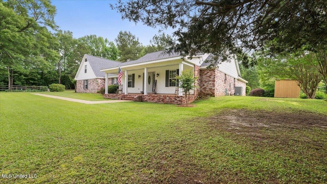 768 Lake Blvd, Vicksburg, MS 39180 - single story home featuring a porch, a front yard, and brick siding