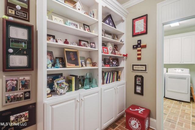 pantry with washer / clothes dryer