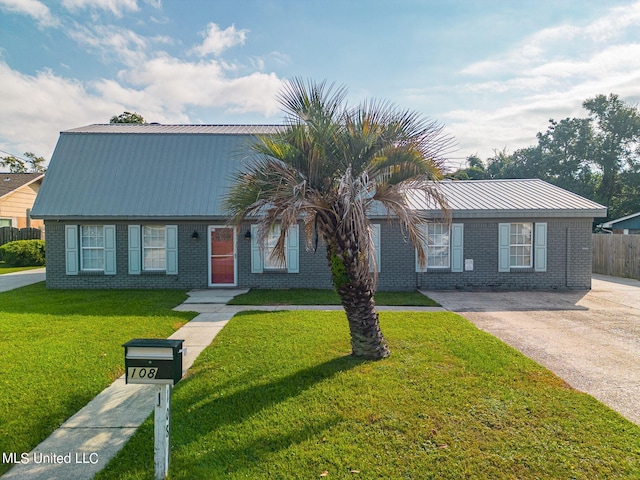 view of front of property featuring a front yard