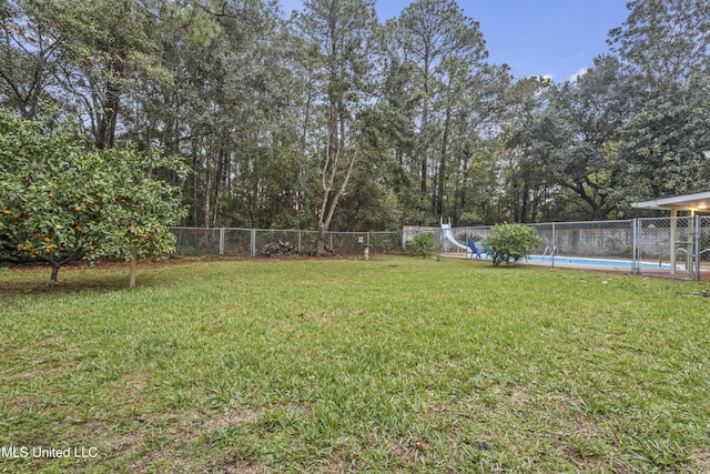 view of yard featuring a fenced in pool