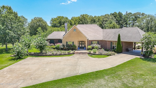 view of front of house with a carport and a front yard