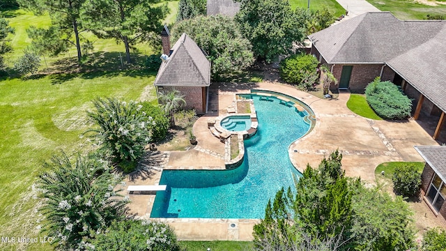 view of pool with an in ground hot tub, a diving board, a patio, and a lawn