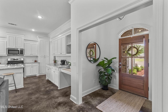 123 Bailey Cv, Canton, MS 39046 - entrance foyer featuring recessed lighting, baseboards, and crown molding
