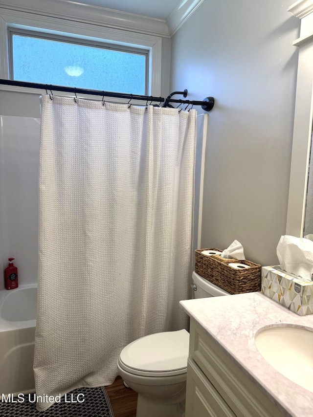4 Bayou Ln, Natchez, MS 39120 - bathroom with vanity, toilet, crown molding, and shower / bath combination with curtain