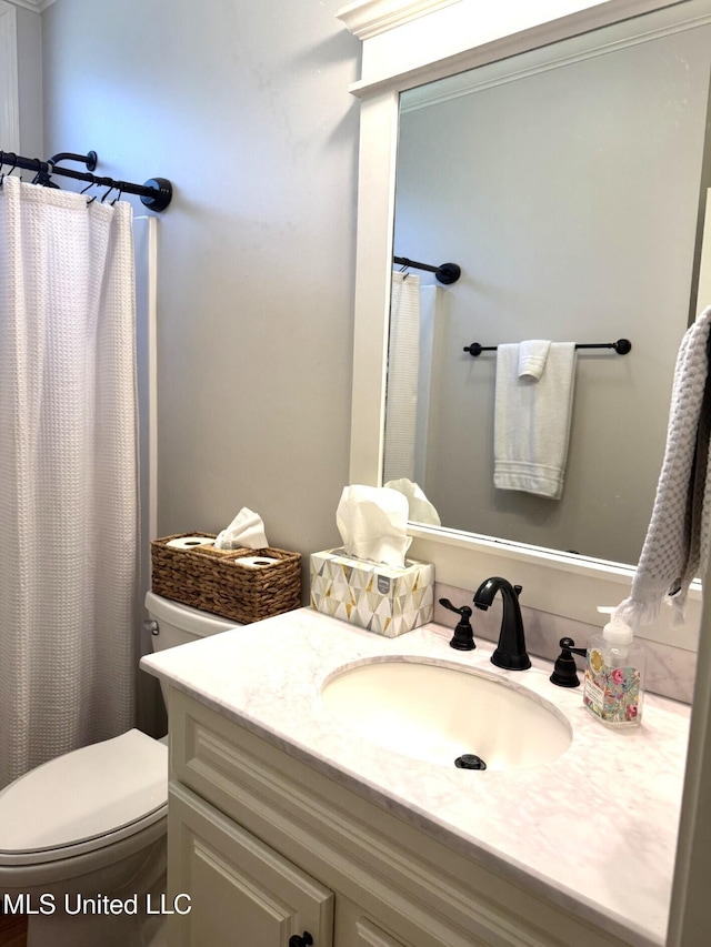 4 Bayou Ln, Natchez, MS 39120 - bathroom featuring a shower with curtain, toilet, and vanity