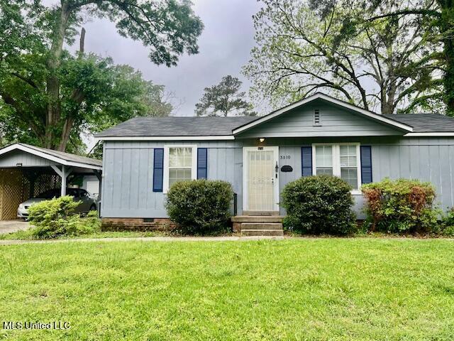 ranch-style home featuring a front lawn and crawl space