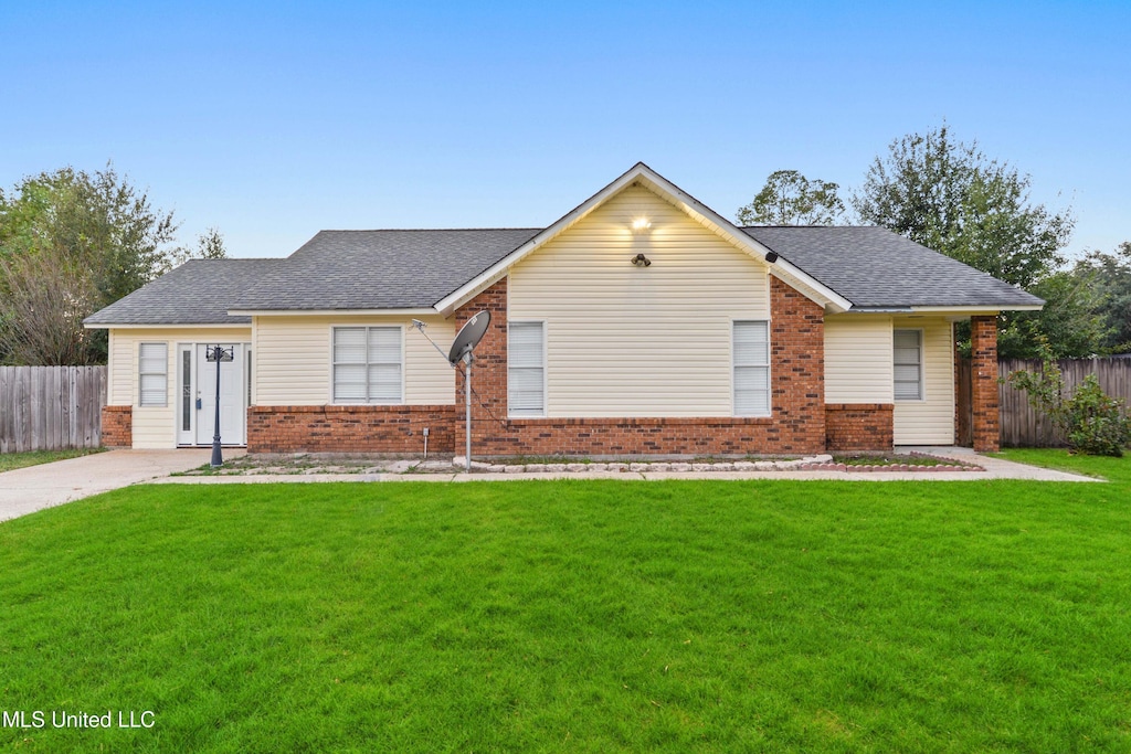 ranch-style home with a front yard